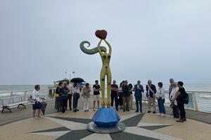 Inaugurata l&#039;opera artistica &quot;La Luna Innamorata&quot; presso il pontile di Lido di Camaiore
