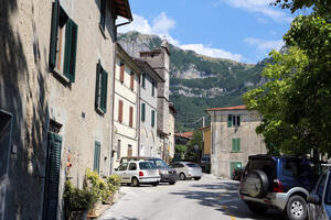 A Stazzema colonnine di ricarica elettriche non ancora attivate e crescita preoccupante della vegetazione