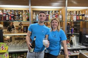 Ha riaperto il Caffè Apuano a Pontestazzemese. Fondato nel 1928, a gestirlo ora è la quinta generazione