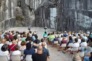 Seravezza: prosegue la stagione di eventi nella cava Barghetti il suggestivo spazio situato sopra Palazzo Mediceo