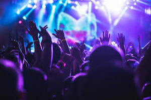 La polizia denuncia un italiano per lesioni in una nota discoteca della Versilia.