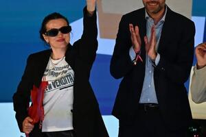 La Rappresentante di lista riceve i premio del Maggio Fiorentino con una maglia con su scritto: &quot;Il Monte Altissimo non è in vendita&quot;