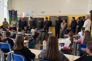 Festa delle Forze Armate: a Seravezza incontro dei giovani studenti della scuola primaria con gli uomini in divisa