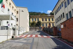 Seravezza: rimozione della gru alla Palestra Frediani dal 7 al 10 gennaio limitazioni al traffico nell'area del Municipio