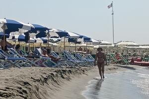 Allerta erosione. La costa apuoversiliese è in grande sofferenza, con effetti sino a Marina di Pietrasanta a Fiumetto. I Paladini Apuoversiliesi con i balneari hanno  avviato un esercizio di citizen science con l’Università di Pisa