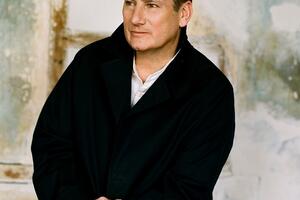 Tony Hadley sul palco del Festival La Versiliana: 45 anni di musica e leggenda davanti a una platea di 2.000 spettatori