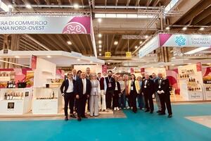 La Camera di Commercio guida oltre 40 imprese della Toscana Nord-Ovest al Vinitaly 2026