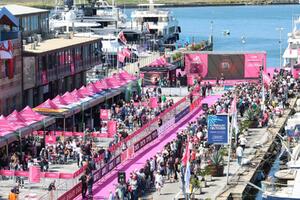 Viareggio in festa per il Giro d’Italia: folla in Darsena per la partenza della Carovana Rosa
