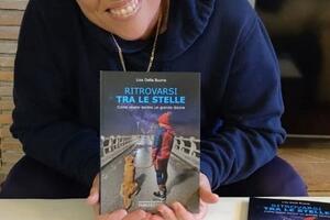 La forza e la solidarietà dopo un grande dolore nel libro "Ritrovarsi tra le stelle" di Lisa Della Buona, domenica 9 agosto