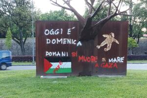 Lucca, l’artista pietrasantino Pierotti si schiera per la Palestina usando la sua scultura. E il Comune oscura la scritta con vasi di piante