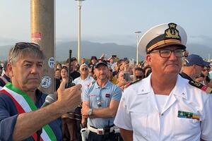 Forte dei Marmi accoglie il Vespucci con un pontile gremito e il saluto in diretta tra il Sindaco e il Comandante