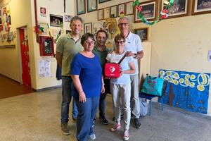Consegna di un defibrillatore alla scuola di Frasso. Cresce "Battiti di cuore. Seravezza comune cardioprotetto"
