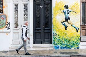 Federico Buffa in Versiliana con &quot;La Milonga del Fútbol&quot;: le potenti storie di Renato Cesarini, Omar Sivori e Diego Armando Maradona