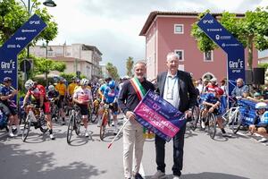 Forte dei Marmi accoglie il Giro-E Enel: successo di pubblico, sport e partecipazione per la tappa della mobilità sostenibile del Giro d'Italia