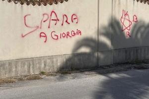 "Spara a Giorgia" e il simbolo delle Brigate Rosse sul lungmare di Marina di Pietrasanta: linguaggio di odio di certa sinistra secondo l'onorevole Donzelli
