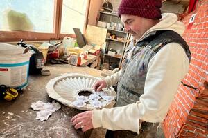 Jacopo Allegrucci realizza otto creazioni in cartapesta per Milano Design Week 2026