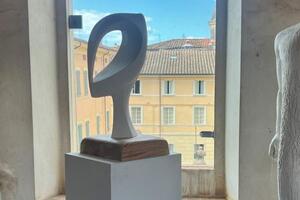 L&#039;artista Antonio Signorini dona il modello in gesso della sua opera Nimia al Museo dei Bozzetti di Pietrasanta