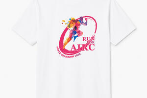 “Run for AIRC” Forte dei Marmi 2026: Giorgio Armani firma le magliette ufficiali della nona edizione