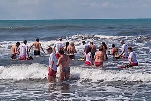 Forte dei Marmi: &quot;Tutti al mare... nessuno escluso!&quot; Una giornata in spiaggia per abbattere le barriere fisiche e mentali.