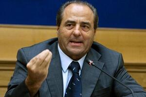 Antonio di Pietro con il suo libro La giustizia vista da vicino a Villa Bertelli, mercoledì 22 luglio