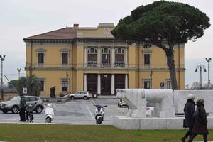 Pietrasanta, il Pd all’attacco del sindaco: “Fa opposizione alla minoranza, solidarietà a Irene Tarabella”
