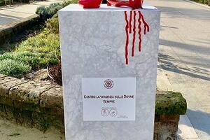 Il Rotary Club Viareggio Versilia dona al Comune di Camaiore un’opera di Gabriele Vicari contro la violenza di genere