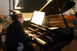 "Frequenze D’amore" yoga e pianoforte per il benessere a Viareggio, sabato 7 marzo