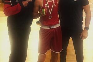 Boxe: Lorenzo Guggino della ASD Boxe Stiava vince il titolo nei pesi leggeri ai campionati regionali under 17