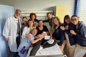 Al Versilia nasce bimbo di quasi cinque chili con parto spontaneo: evento raro gestito con successo dal team ostetrico