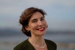 "L'alba dei leoni" di Stefania Auci chiude la rassegna Librerie Feltrinelli a Villa Bertelli, mercoledì 22 luglio
