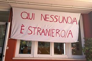 Massarosa, i consiglieri Bertolaccini, Lucchesi, Cima, Morelli, Dell’Innocenti e Coluccini: "Striscione politico all’ingresso della scuola: la scuola è di tutti, non di una parte"