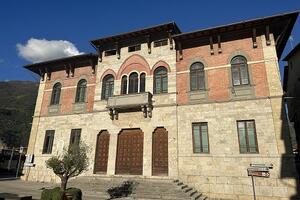 Camaiore, l’ex Palazzo Littorio è ufficialmente proprietà comunale: firmato il contratto con l’Agenzia del Demanio