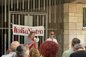 "Giù le mani dai nostri pini": grande partecipazione al sit in di protesta davanti al comune di Viareggio sabato 1 agosto