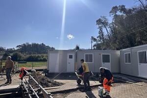 In installazione tre moduli ad uso spogliatoio all'Impianto Tori di Camaiore