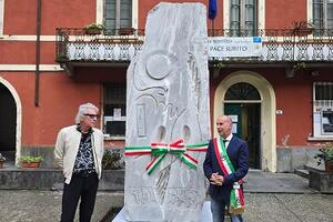 Stazzema: inaugurata la nuova statua &quot;Le pietre sono parole&quot; in piazza del municipio a Pontestazzemese donata dall&#039;artista Marco Nereo Rotelli