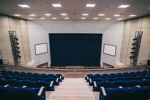 Teatro Comunale di Pietrasanta: debutto sold out con "Il medico dei pazzi"