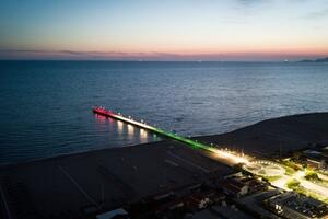25 Aprile a Forte dei Marmi, celebrazione dell'81° Anniversario della Liberazione con illuminazione tricolore del Municipio, delle vasche di Piazza Navari e del Pontile