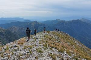 Il Parco delle Alpi Apuane presenta il calendario di agosto: escursioni, canyoning, e-bike e Campi Junior con navetta dedicata