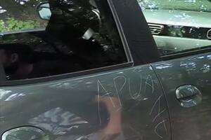 Oltre 40 auto vandalizzate dopo la camminata sulle Apuane. Apuane Libere: «Un grave atto intimidatorio di stampo mafioso contro chi difende la montagna»