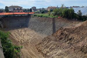 Seravezza: procedono gli interventi per la realizzazione del sottovia. Avviata la costruzione del mononolite in cemento armato