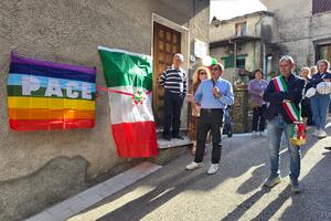 Inaugurato il nuovo defibrillatore alla Misericordia di Retignano, in memoria di Giovanni Verona