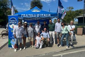 Gazebo di Fratelli d&#039;Italia a Tonfano e a forte dei Marmi il 2 e il 3 agosto