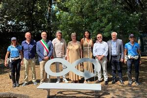 Inaugurata a Villa Bertelli la panchina Steelosa, in acciaio riciclato