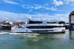 Maiora al Monaco Yacht Show presenta il nuovo 36 Exuma con uno spazio espositivo arredato da Elie Saab Maison