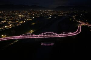 Passa il Giro d'Italia: la Provincia da stasera fino al 20 maggio illumina di rosa il nuovo ponte sul fiume Serchio