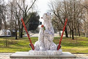 L'orso polare di Jacopo Allegrucci per le Olimpiadi Invernali sistemato davanti palazzo Triennale