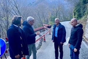 Stazzema: in corso sulla strada Provinciale di Arni 10  massiccia opera di asfaltatura per oltre 250mila euro fra le località di Iacco e Retignano