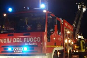 Massarosa, maxi incendio in un capannone di vetroresina: si valuta la pista dolosa e il rischio ambientale