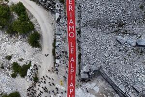 Corteo ambientalista nella valle di Arnetola in difesa delle Apuane