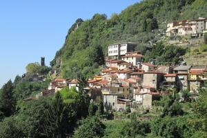 Senza luce per più di otto ore e frequenti interruzioni di corrente: i residenti di Casoli di Camaiore segnalano disservizi in e-distribuzione